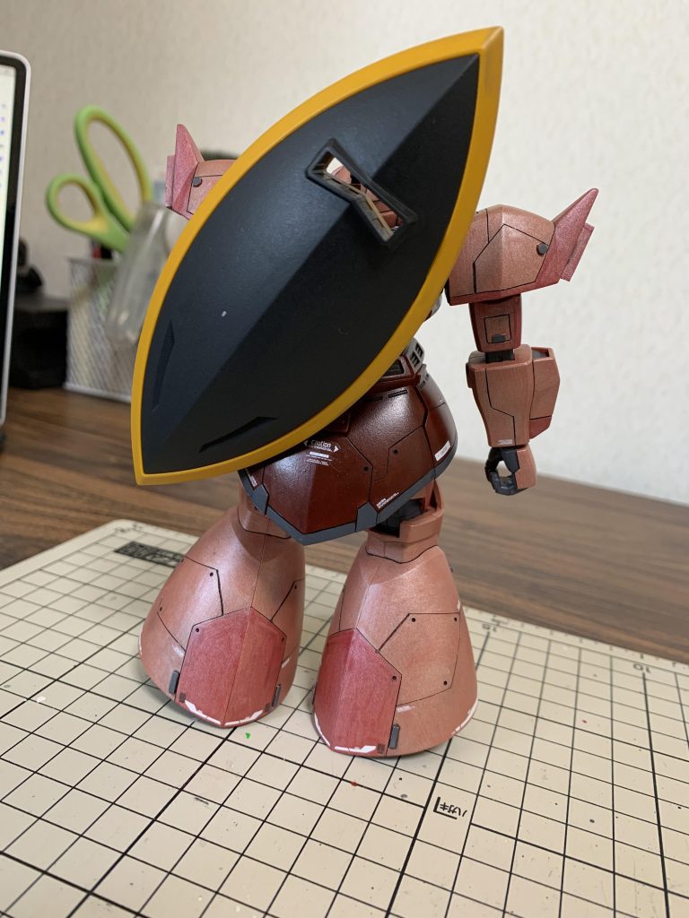 シールドは筋彫りは足さず、一枚成型に見えるように処理しました。（写真はゴミついていますね。汗）