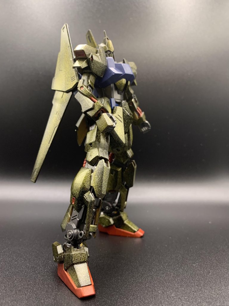 ガンスタとかホビーショップの展示品とか見ても皆さん思い思いにめちゃめちゃカッコよく仕上げられてるんで僕なりに頑張ってみました。ちなみに腰のリアアーマーの裏側塗り忘れて成型色丸出しです。