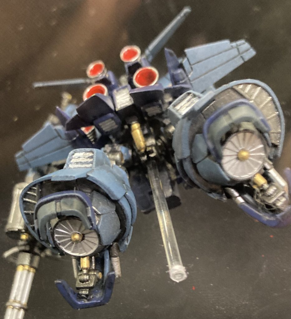 足裏のこの造形が好きです。股間に2mmの透明丸プラ棒で支えて、セリアの90mm角のケースの底面に固定。