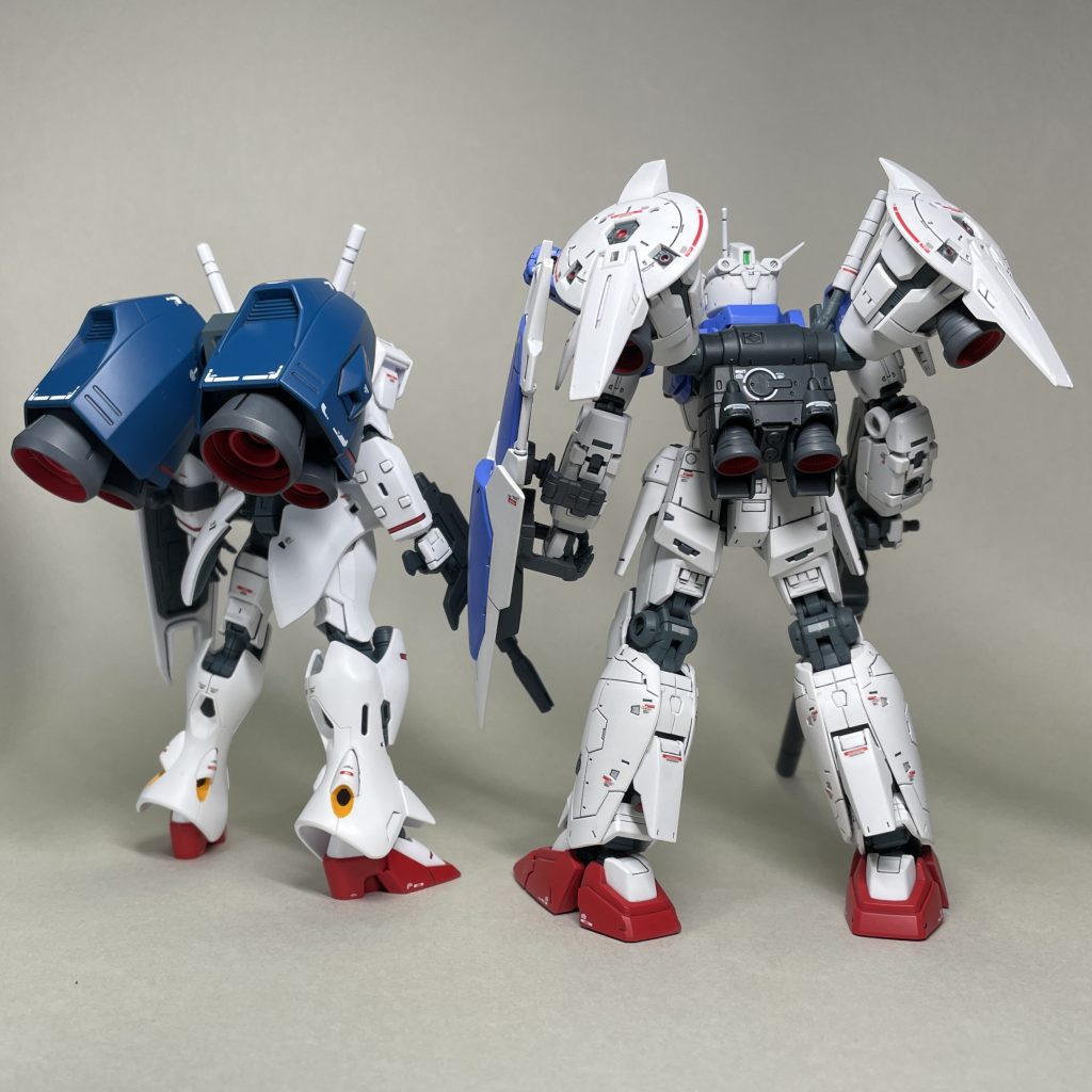 HGUC エンゲージゼロ(ブースター装備)と並べて うしろ 並べると、エンゲージゼロのブースターのバーニアノズルの巨大さが際立ちます。どちらの機体も、常人では体が耐えられなそうです。