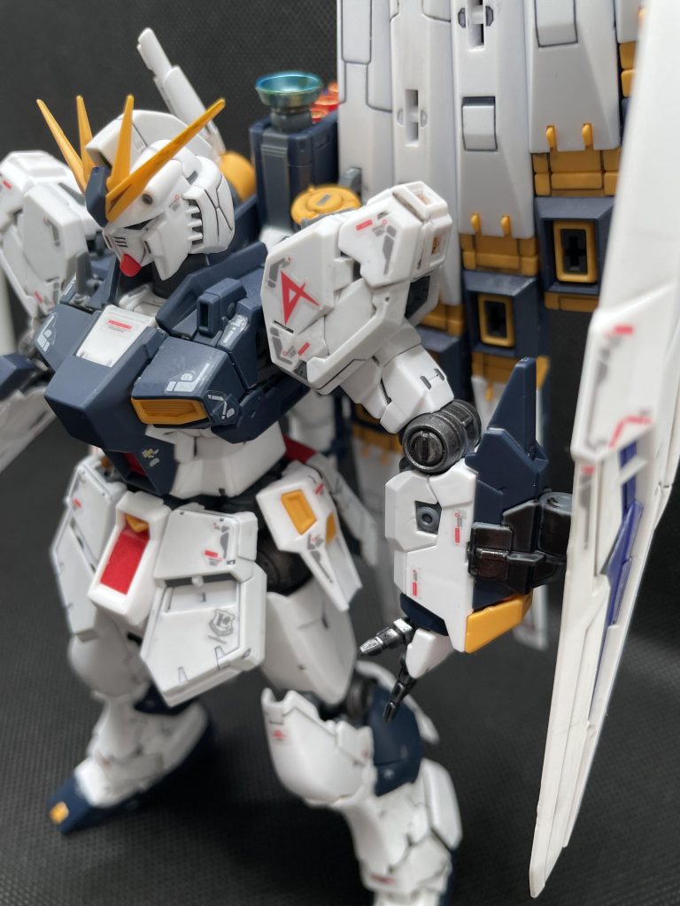 露出部分の関節は、水性アクリジョンの焼鉄色で筆塗りです。