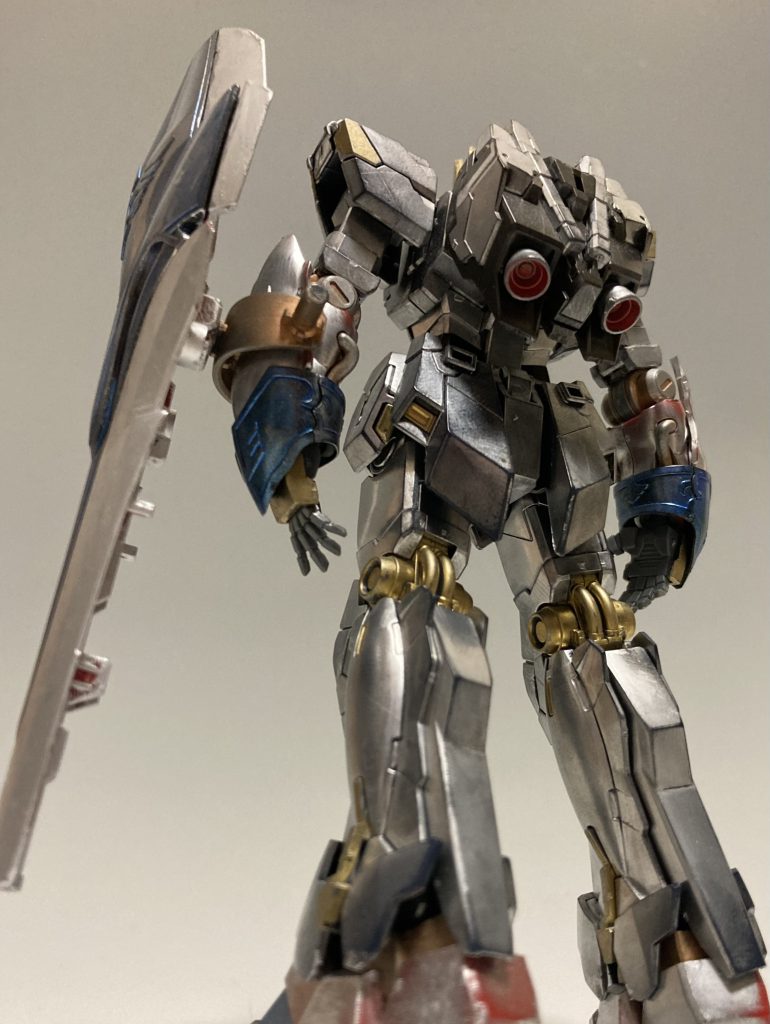 参考資料 3SINANJU STEINを作り出す過程を妄想しました。連邦、AE社とビスト財団、ネオ・ジオン、競合他社。微妙なパワーバランスを考えて引いたり足したり。シナンジュはデカいのでバンシィに合うのか心配でしたがご覧の通りです。ユニバーサル デザインはガンプラの都合でもあるんですね。  