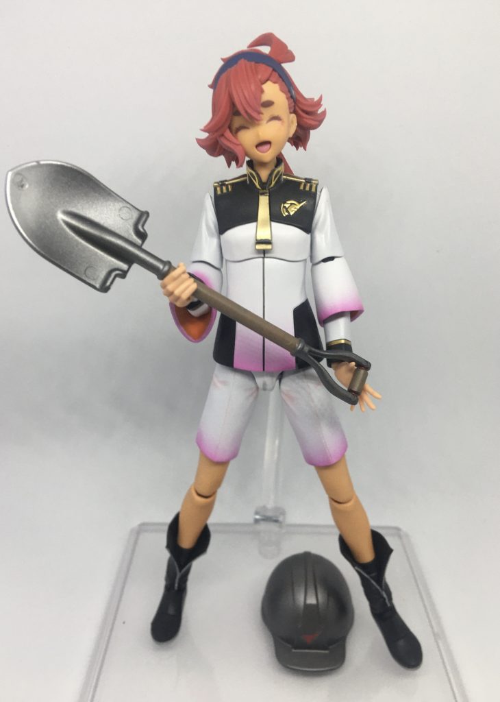 剣や銃を持たせると、急にサイコパスみたいに見えるので、小物は日用品のスコップとヘルメットを。