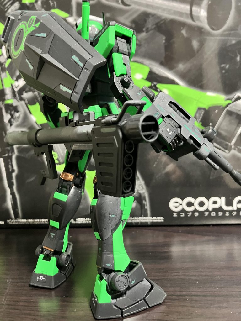 グリーンのデカールを貼ってもあまり目立たなかった…