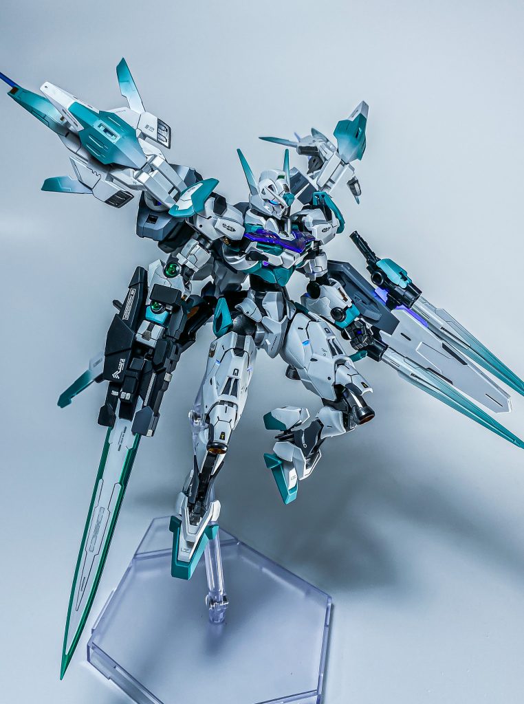 HGガンダムルブリスとRGダブルオーライザーのミキシングのなります。塗装前の時点で疾走感があったのでそれに合うように配色してみました。 