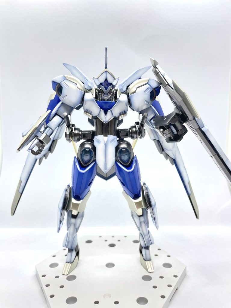 劇中では悪者役ですが、プロポーションが騎士っぽかったので、聖騎士をイメージした配色してみました。グラデーション塗装の後にパールコートしています。