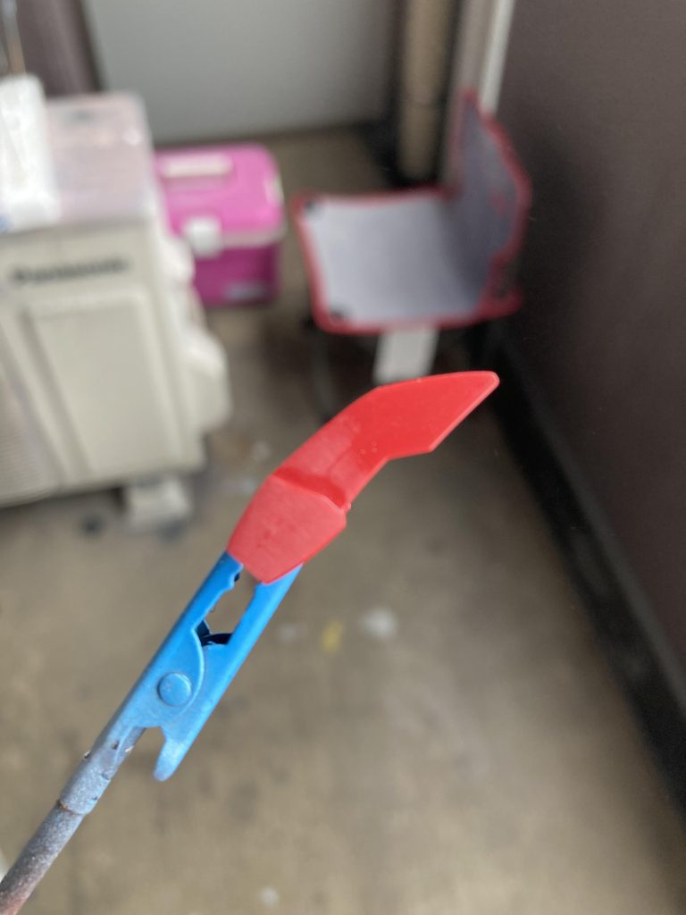 今回、筆塗り部はサフを使わず、表面処理後に塗料の食い付きをよくするために、つや消しを吹いてサフの代わりとしました。