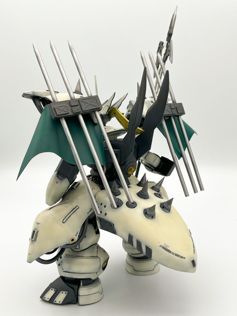 ・ジャベリン×6遠距離用の投槍。背面ウィングやスタビライザー等がない代わりに、背中にボリュームを増す目的もあります。肩バインダーとの固定が難しかったのでラック部に磁石を仕込んで脱着可能にしました。