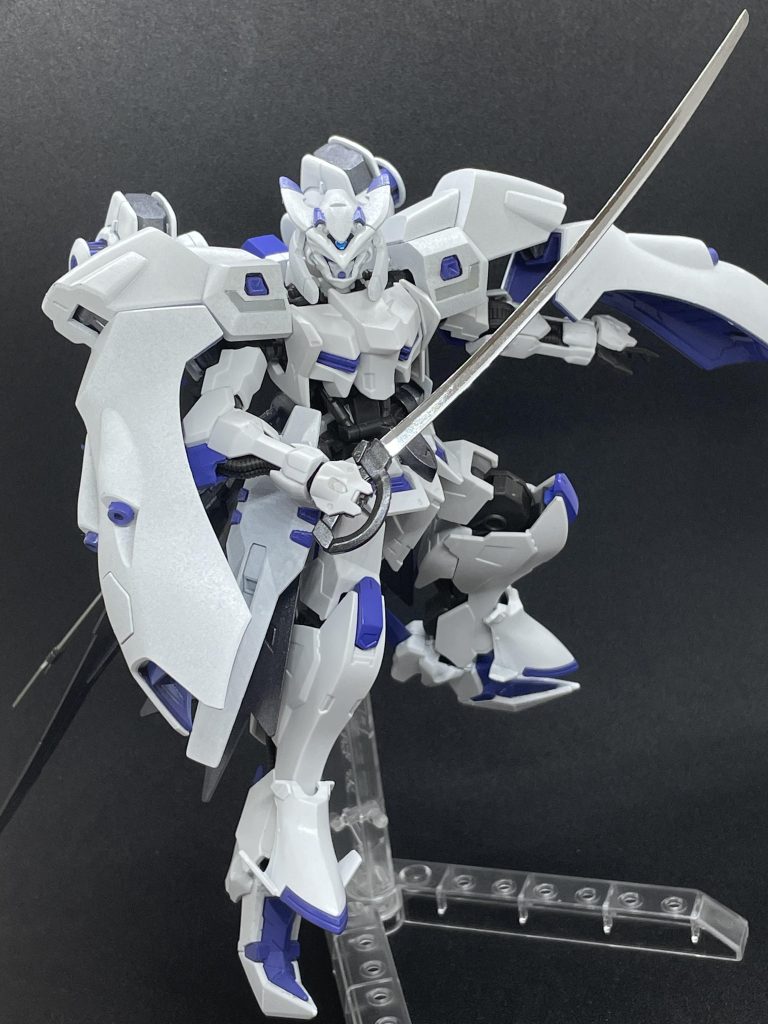 複合推進鏃:三列風切羽刃(ターシャリフェザー) 外側にスラスター内蔵装甲、内側にワイヤーアンカーが備え付けられた複合武装。ワイヤーアンカーによる不意打ちや障害物を利用した急旋回に用いられる。護拳付洋式拵え太刀:鉤刃(タロンブレード) MAの随従兵器やMSを相手をする際に使用される折れず、曲がらず、よく斬れる名刀。