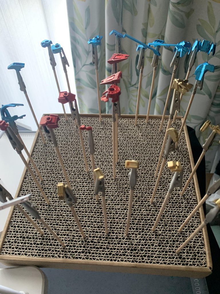 ガンダムマーカーエアブラシで塗装した状態です。エアブラシ初心者の私でも満足いく塗装ができ、私が思い描くエアリアルに近づけたと思います。今回の塗装で使用したガンダムマーカーは、ガンダムゴールド、ガンダムメッキシルバー、ロイヤルメタレッド、メタブルーです。