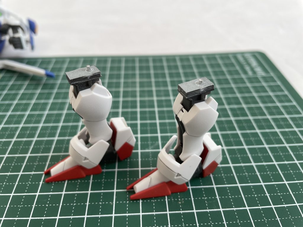 膝関節は思い切って短縮してプラ板で調整。関節強度高めるために真鍮線仕込みました。