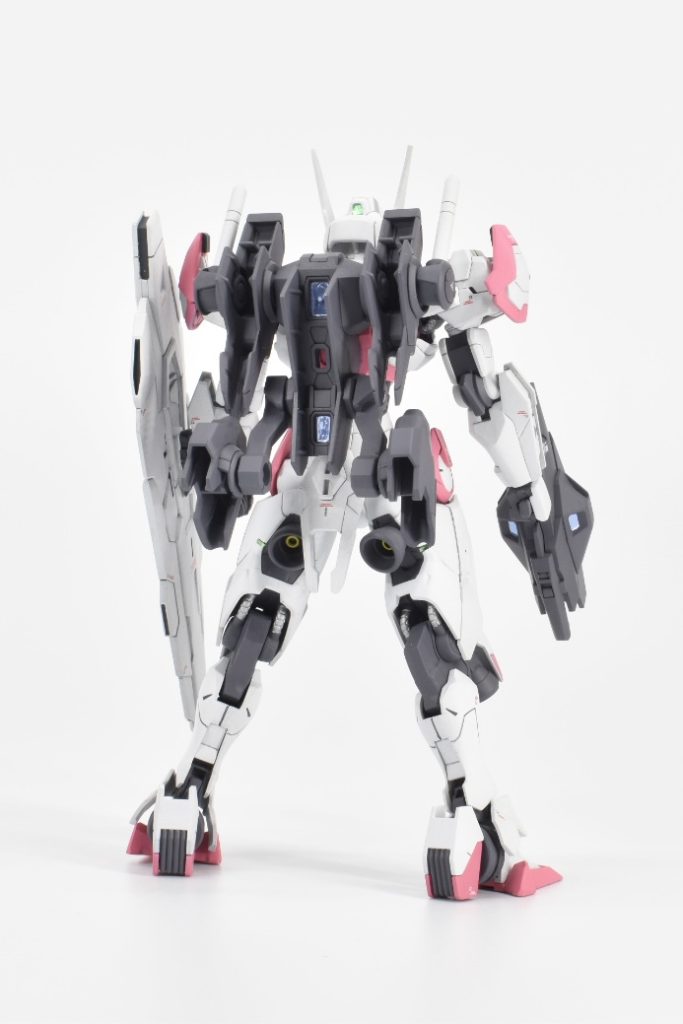 ガンダムルブリスの後ろ姿です!まずバックパックにラピーミニでセンサー表現をしています。そして、バーニアの内側はイエローで。かかとのスラスターもフレームカラーで色分けしています。