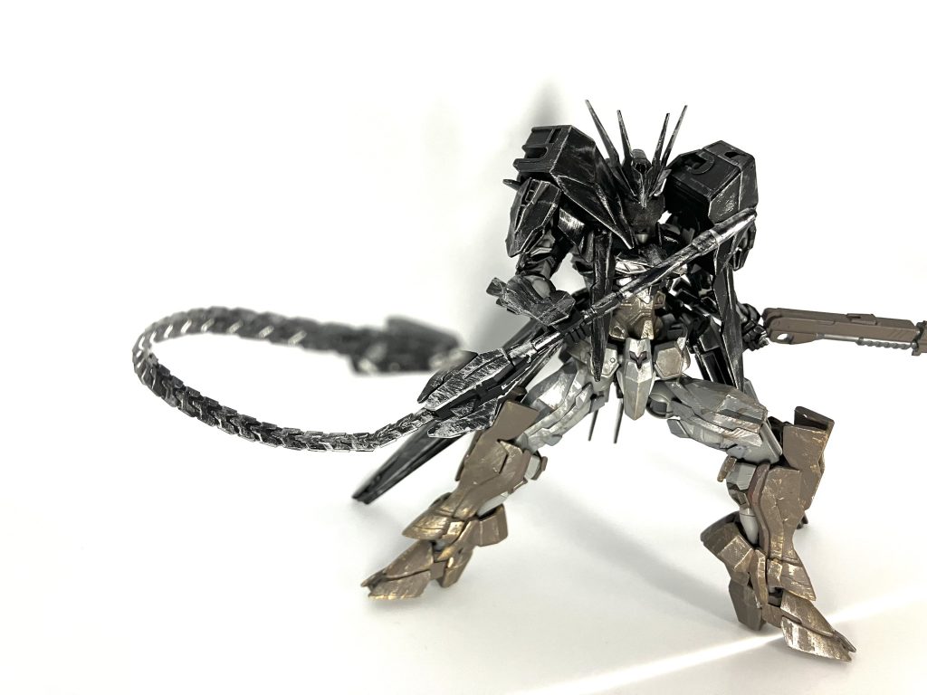 ゲーム内の「仕込み杖」のようなチェーンソード。こちらも金属が擦れたような汚し塗装してます。