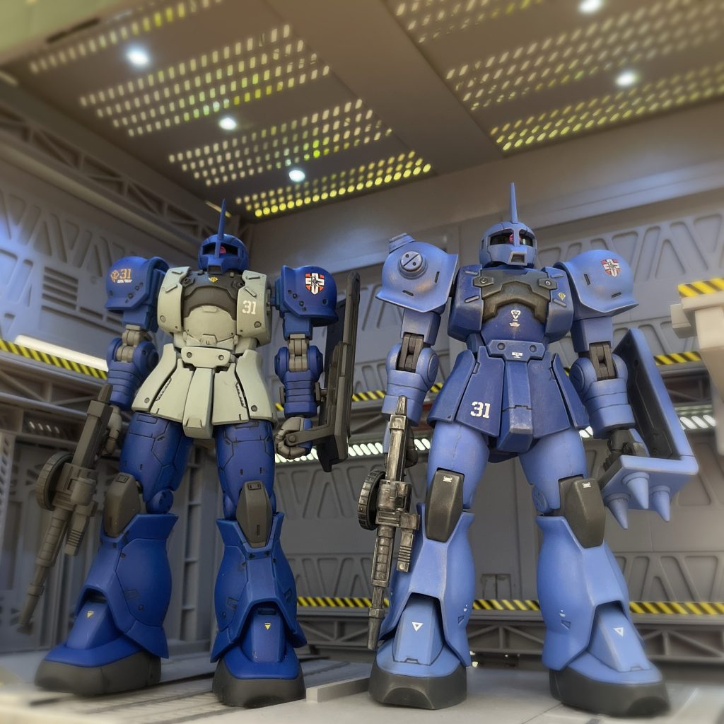 HGGTOザクⅠとHGUCザクⅠのツーショットかなりスタイルが違いますが、小顔でスタイリッシュなHGGTOとマッシヴなHGUCどちらもそれぞれの良さがあると思います。カラーリングはHGGTOで塗装したカラーの方が好みです。