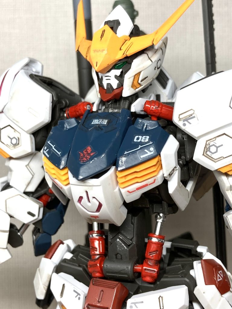 アニメ設定通りの配色で、青と赤の部分は色調を暗めに落としました。フレームのグレーの部分と外装の白い部分は成型色のままです。最終的にツヤ消しトップコートを吹いたら、ムラなく仕上がって凄く良い感じ。全塗装しない人が増えているのも頷けますね。