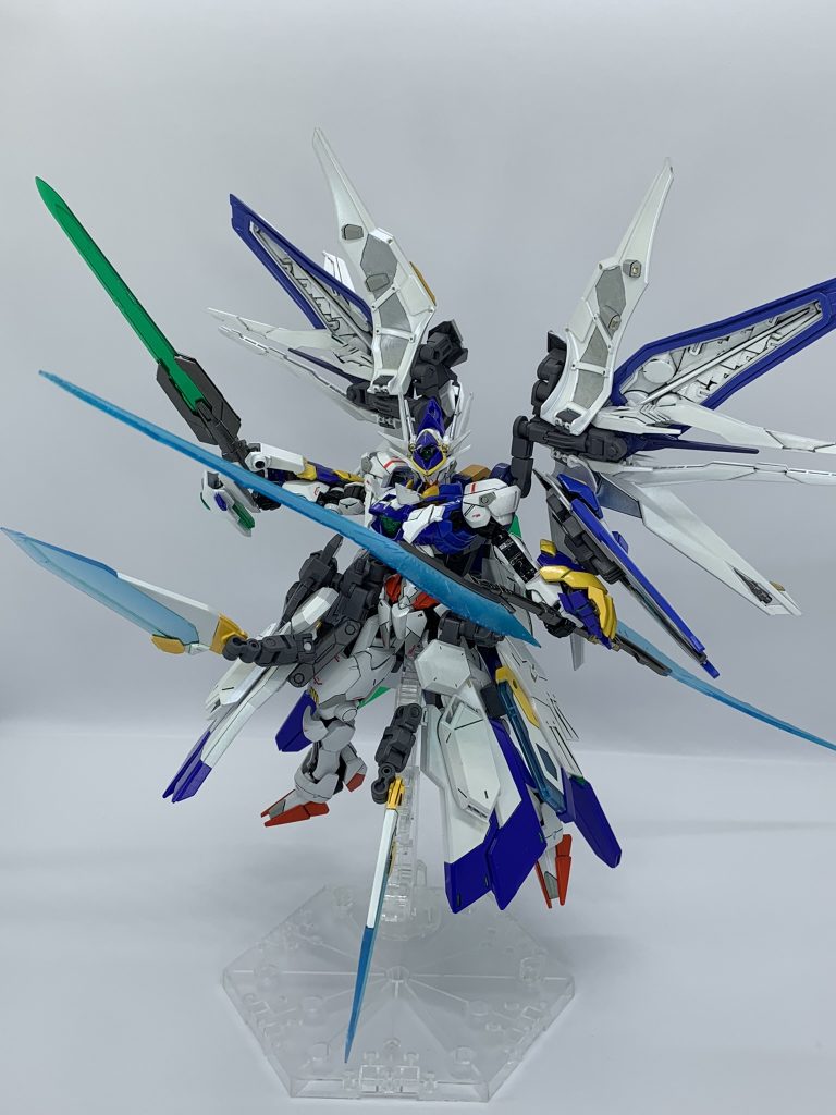 近接用の副兵装として,サイドスカート内にビームソードアックスを2基装備。