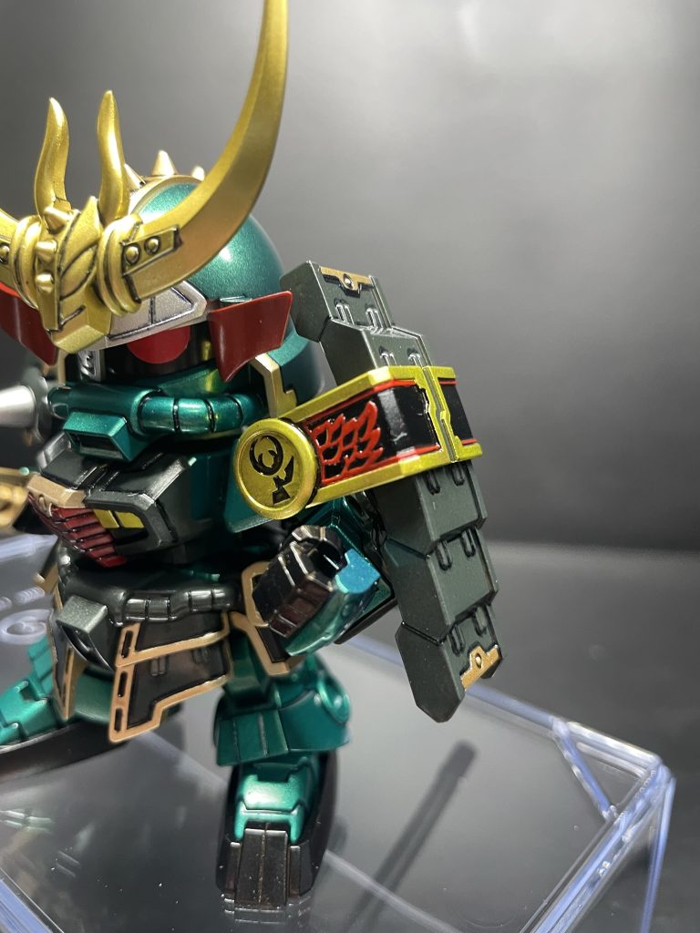 左肩の塗装マスキングのエアブラシとスミ入れです