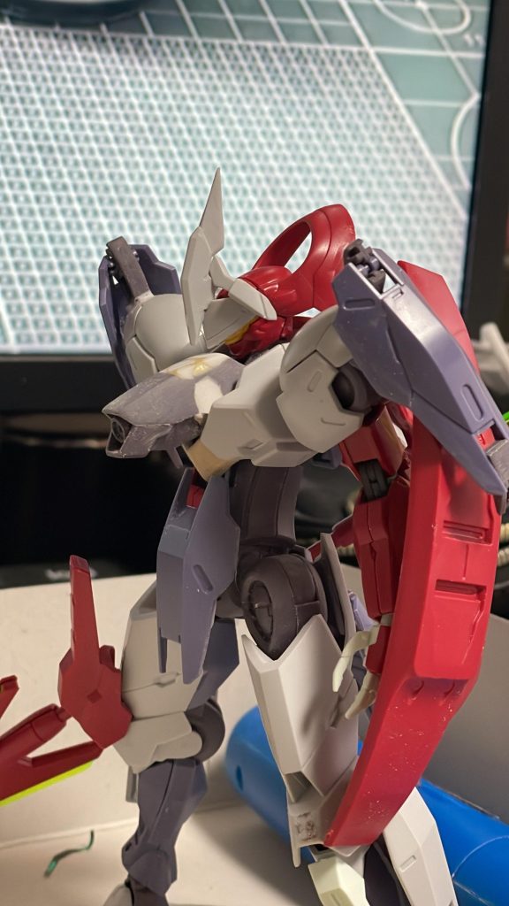 胸部パーツをウイングガンダムのようなクリアレンズにするか大出力ビーム砲にするかで悩んでいましたが、MSビルダーズパーツのハイメガ粒子砲っぽいやつをつけることにしました。