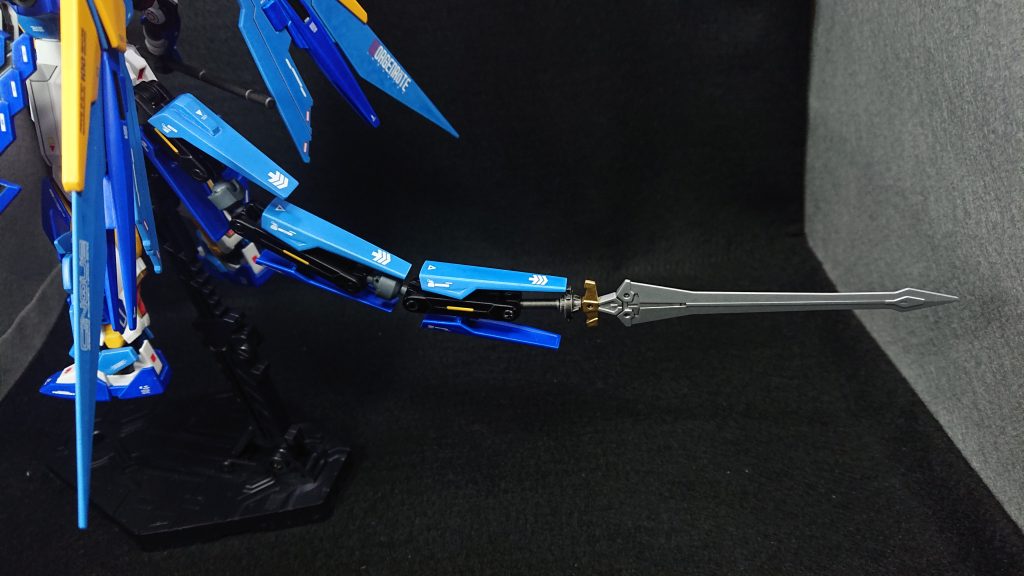 ドラゴンらしさを出すためにテイルブレードをオリジナルで作ってみましたバトルアームアームズをフレームにして百万式とリゼルの余剰パーツで装甲を作りました尻尾の先には30MMのブレード(ラビオット用オプションウェポン1)を装備しました