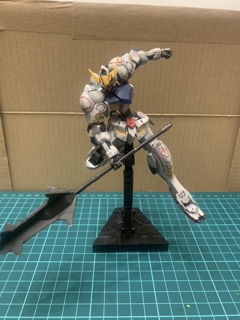 最初これで完成やーって思ってたら妻からこんな綺麗なバルバトスなんてバルバトスやないとアドバイスを頂き、初ウェザリングカラーで砂まみれにしようとはじめました!