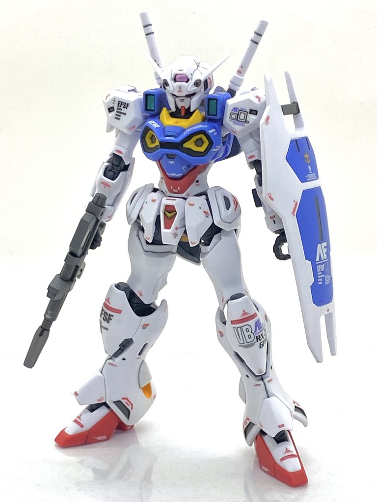 HGUC ガンダム開発試験0番機（エンゲージゼロ）を成形色仕上げ＋αで作ってみました。ガンダムの宇宙世紀作品が一堂に会したシミュレーションアプリ『機動戦士ガンダム U.C. ENGAGE』より、アナハイム・エレクトロニクス社が地球連邦軍のガンダム開発計画の追加プランとして開発した試作モビルスーツ・・・それがコードネーム「エンゲージゼロ」で開発には高機動戦闘において実績を持つ旧ジオン公国軍出身の技術者たちが多数参加して非常に女性的なラインをしています。しかし所々にGP01の要素が見え隠れしており、自分はこの機体に一目惚れし(笑)、プレバンで予約開始の時はすぐに予約しました。今回はガンダム開発計画に連なる試作機の一機として試作機らしいマーキングと女性らしさをテーマに丁寧に作る事にしました。