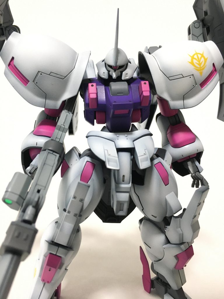 肩はガルバルディリベイク、二の腕から下はガンダムグシオンのものを組み合わせて、ボリュームのあるシルエットにしました。全体的にうるさくならない程度にディテールを追加しました。