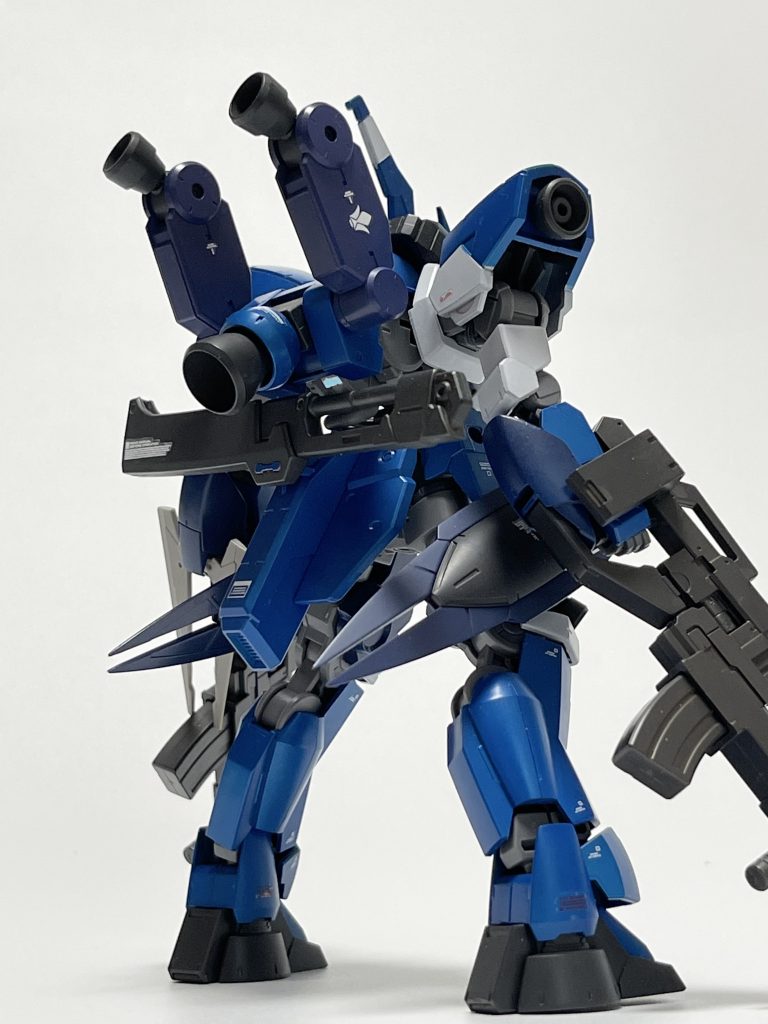 シュヴァルべと流星号譲りの追加バーニアがどちらも丸型コーンスラスターなので全身で統一感が出ます。ここ一番のポイント。ホバー足、テイワズ系のデカいリアスカート、シュヴァルべの各スラスター…と主張するパーツが多いせいか、この角度から見ると百錬などの重MSめいて見えます改弍バックパック両サイドの穴はここに何か接続して!と言わんばかりですしお望み通りカスタムして差し上げました。