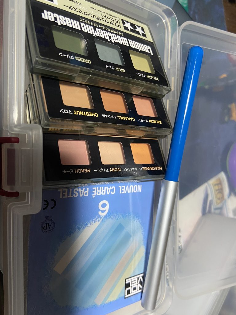 エッジの強調はウェザリングマスターとカレーパステルを使用。