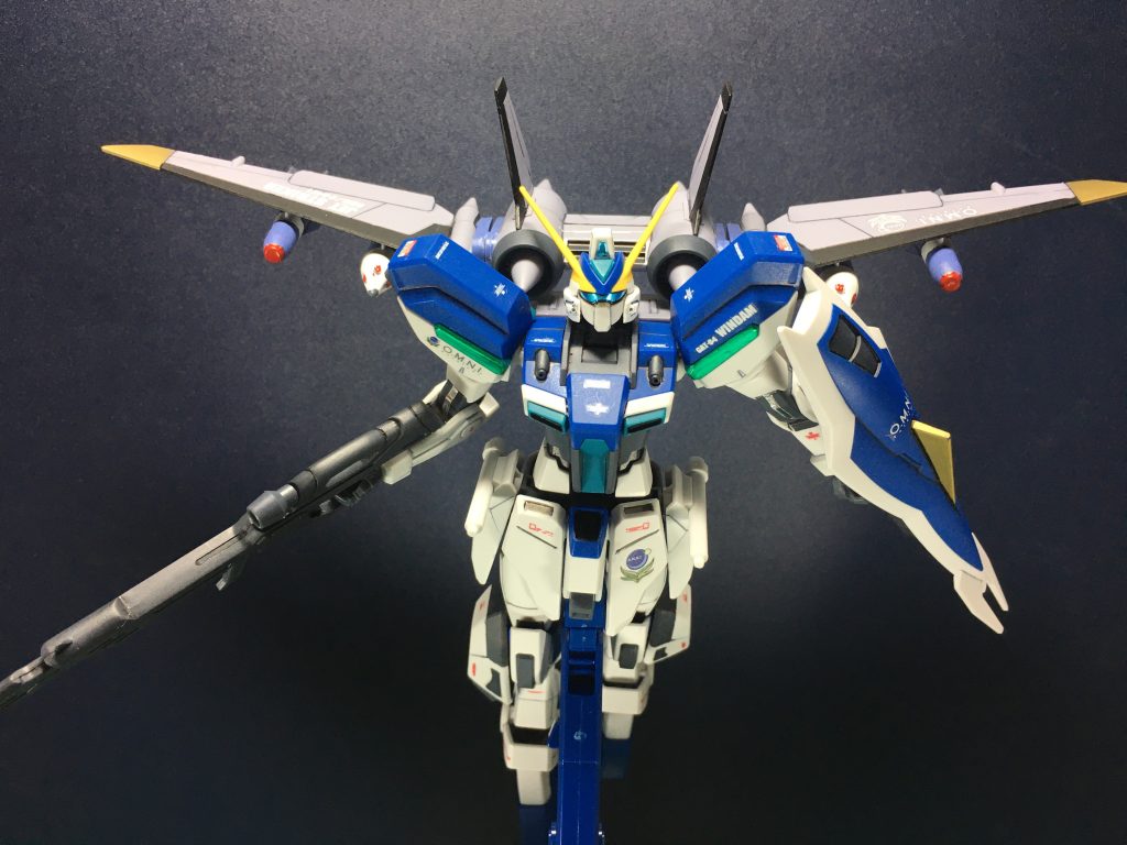 Fine Build構造を採用した作りで組み立てやすさは抜群。可動もほぼ申し分なしなのでカッコいいポーズが決まってくれます。キミ本当に量産機かね...? 合わせ目処理は頭部とビームライフルのみで、太ももやスネ、袖部分などは段落ち処理しています。