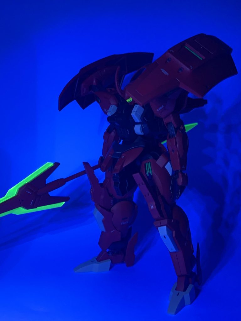 メインカメラ、シェルユニット、アンビカーの発光部分(ここもシェルユニット?)はシールの上から蛍光色を塗っています。ビーム刃はデフォで光る素敵仕様