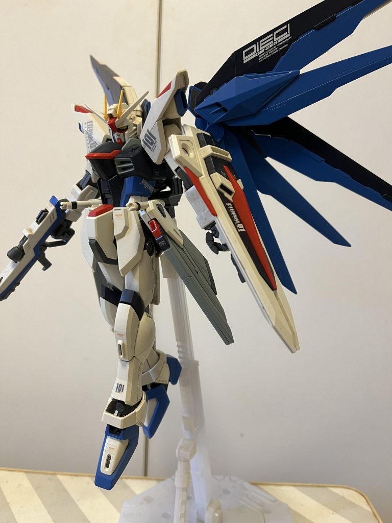 フリーダムに付属のスタンドは股下のタイプなのでウイング風の足揃えるポーズが出来ないんですけど、カラミティ付属のジョイントパーツでなんちゃってで浮かせられますね。カラミティとフリーダムってバックパックの形状がなんとなく似てるのにこれで気付きましたwということで終わりです。いやあ、懐かしさしかないフリーダムでしたね。例のあの震災の時、まだケースに入れてなく、高所にストフリと一緒に飾っていて、2機同時に落下してきて、フリーダムはキャッチして守ったのを今でも覚えています。その結果ストフリは墜落して羽が開かなくなったのもね、、まあ、色々な被害を考えれば、ウチはその程度で済んでよかったんですが、、そんな思い出のフリーダムでした。それじゃあ。。