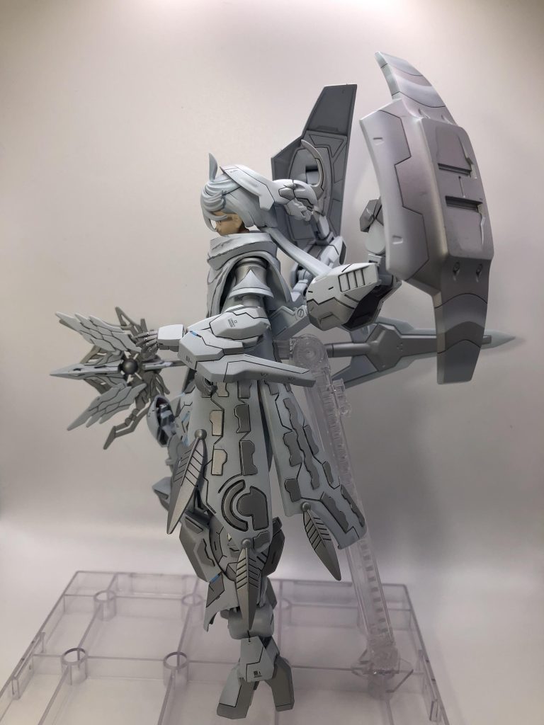 マントに、株式会社ガンダムのロゴを彫り込み、ミオリネさんのイメージと作品に自身の個性を!背面シールドは、モールド非対称に。一枚は、グラデ塗装をメインに。もう一枚は追加でのスジボリとデカール。