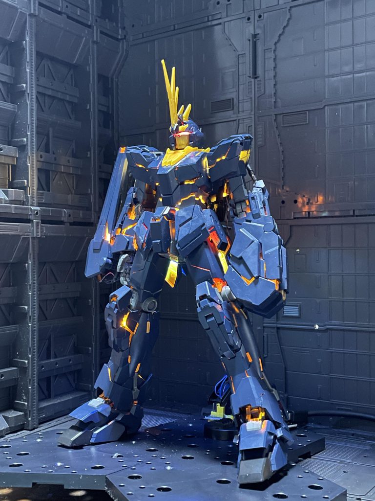 ユニコーンモードで隙間からサイコフレームを発光させたかったので目的は達成出来たのですが、改良点は多数なので次回はバンシィ最終決戦仕様あたりでリベンジしたいです。