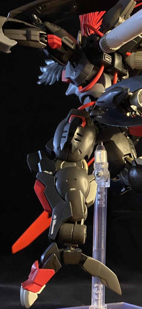 脚部:太腿部横側には30MSのオプションパーツを追加、膝はペレットマイン部分をオミットし形状を変更。また、シャリルクロウ爪先部分はSD騎士スペリオルドラゴンのものを流用。