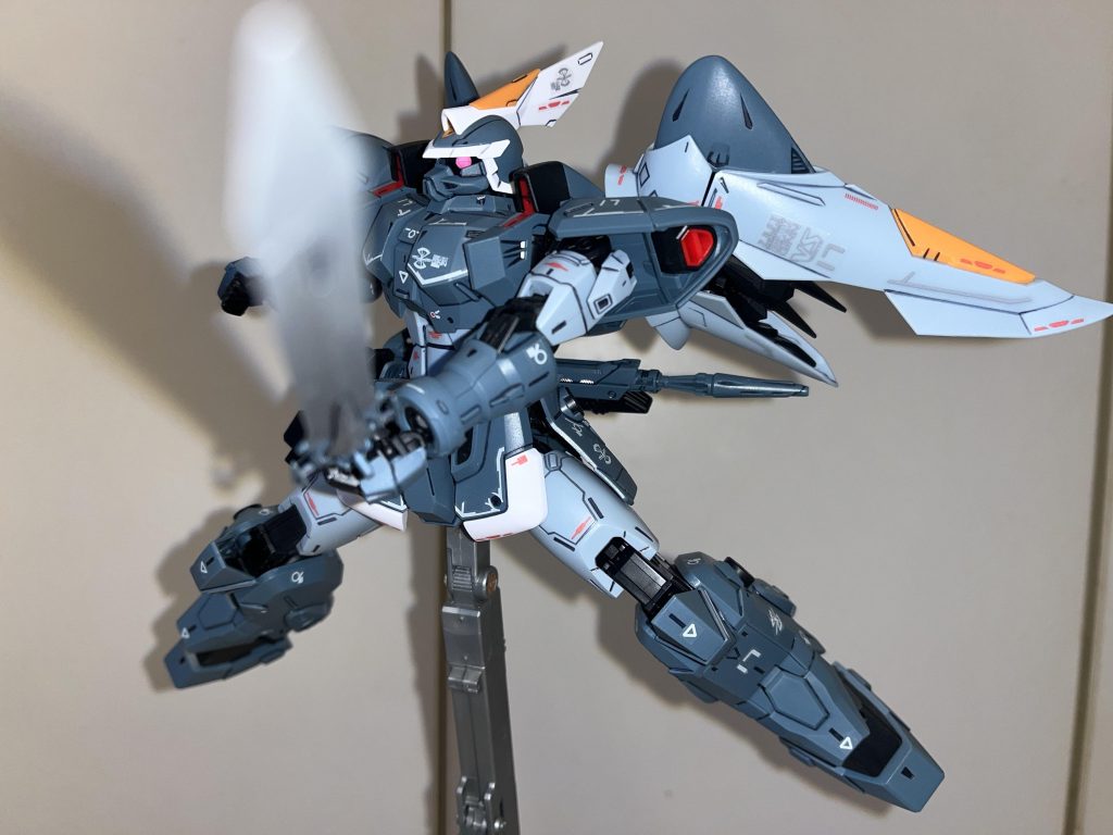 やっぱフラッシュ炊いてモノアイを目立たせるのが良き。