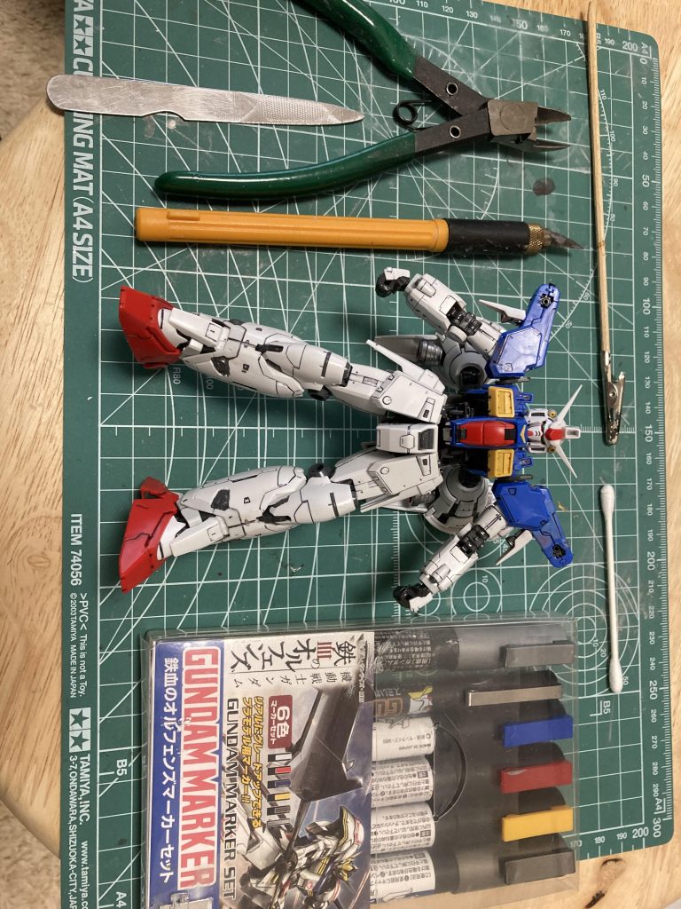 この機体をRGとして販売するまでの関係者の苦労がうかがえます。前評判からして最小限の道具を揃えて始めました。私、ニッパーは最重要機器だと思います。時々爪も切れます。