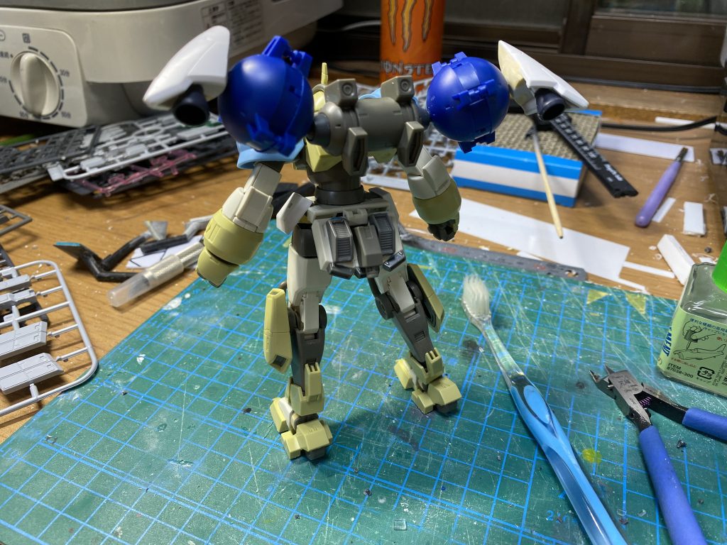 なんとかチュチュのあの頭をイメージできるものは無いかと探していたら、30MMにいいパーツがあったのでそこにサターンアーマーのスラスターを増設しました!これで機動力は確保できたでしょう。