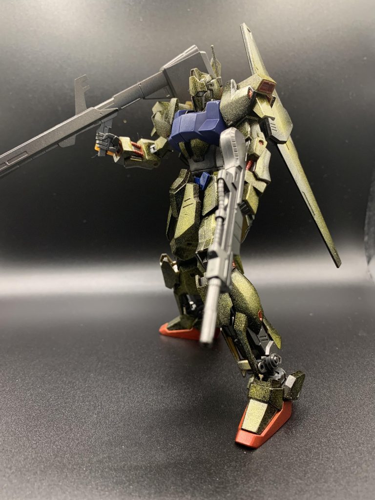 武器に対する愛情が著しく欠如してまして単色でも塗ってやるだけも成長です。以前は武器だけ無塗装でした。因みに右手の甲の部分も塗り忘れてます。 