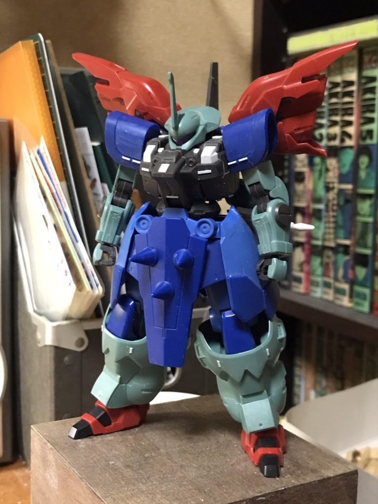 だいたいの方向性が決まった辺りの写真が残っていました。ドムr35とsdシナンジュのパーツを使っていて、ディランザの含有量は50%くらいですかね。この頃はオレンジ、赤、金で和風神話系ロボにしようと思ってました。結果白、金でよかった気がします。