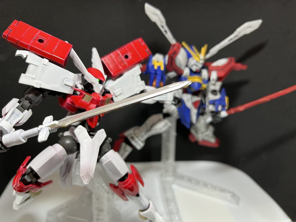 ドモン『お前ぇ！家族を巻き込んで…許さん！ブレード『ドモン、落ち着け！あの日半壊のシャイニングを助けたのは犬死にさせるためじゃない！ドモン『テッカマンブレードか⁉︎恩には着るが邪魔をするなっ！ブレード『邪魔はしない！第二のラダム、第二のアルティメットガンダムになるかもしれないアレは危険だ！連携していくぞ！