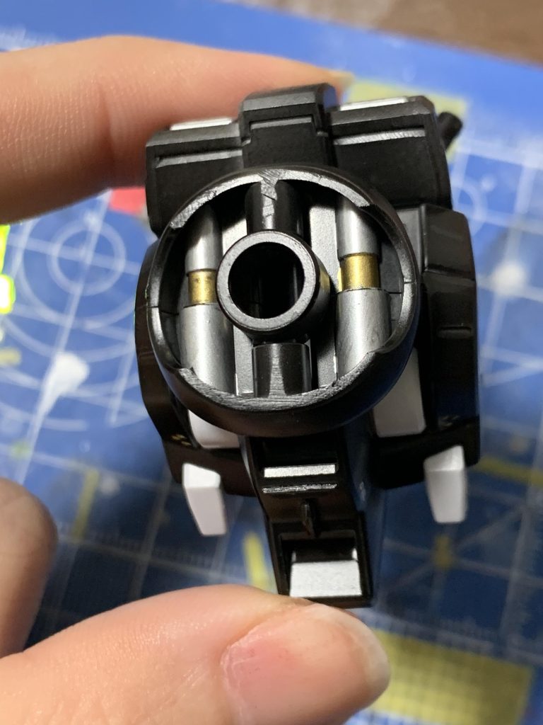 完全に見えないところですが、試験的に接続ピンをシリンダーに見立てて塗ってみました。