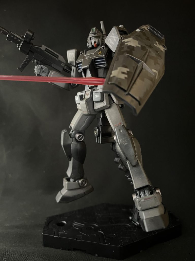 ビームライフルも自陣防衛用にショート化して威力よりも取り回し優先仕様に改修。ガンダムの活躍にあやかって再生産され拠点防衛用に配備されたが、後期生産型のジムやジムスナイパー2のがスペックも運用面も良くない？と大した活躍も無く、戦後は今更誰も攻めて来れないジャブロー基地内最後方に同じくプライドと階級だけ無駄に上がってしまったベテランパイロットの専用機として一緒に厄介払いされてしまった不遇機。