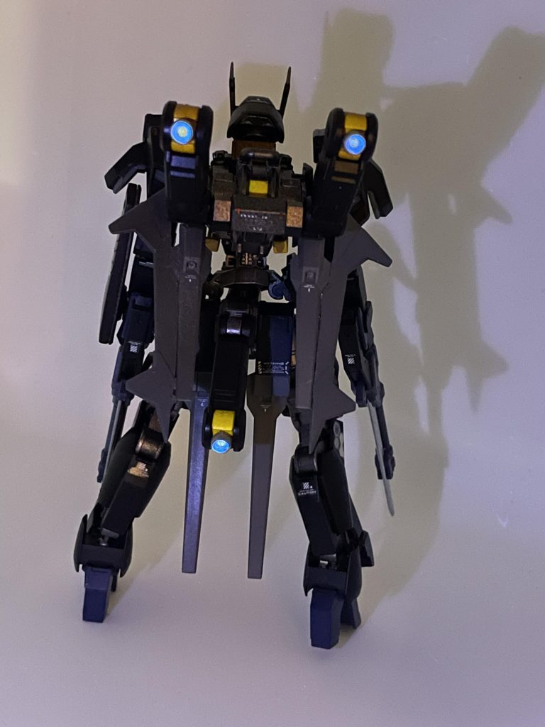 背面のスラスターにも同じく蛍光塗料で発光するようにしました