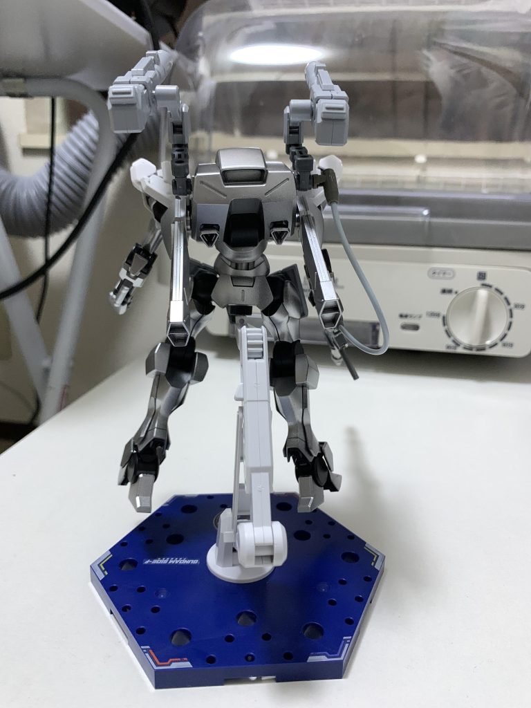 元々ブースターあったとこに肩ランチャー下のほうに3mmで穴あけて、3mmプラ棒さ仕込んで軸にしてます。改造はこれだけかな？