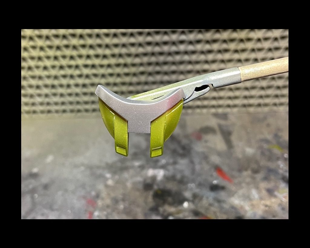 ガイアのスターブライトシルバーとスターブライトシルバーとゴールドを半分に割った塗料をそれぞれ吹き付けました。