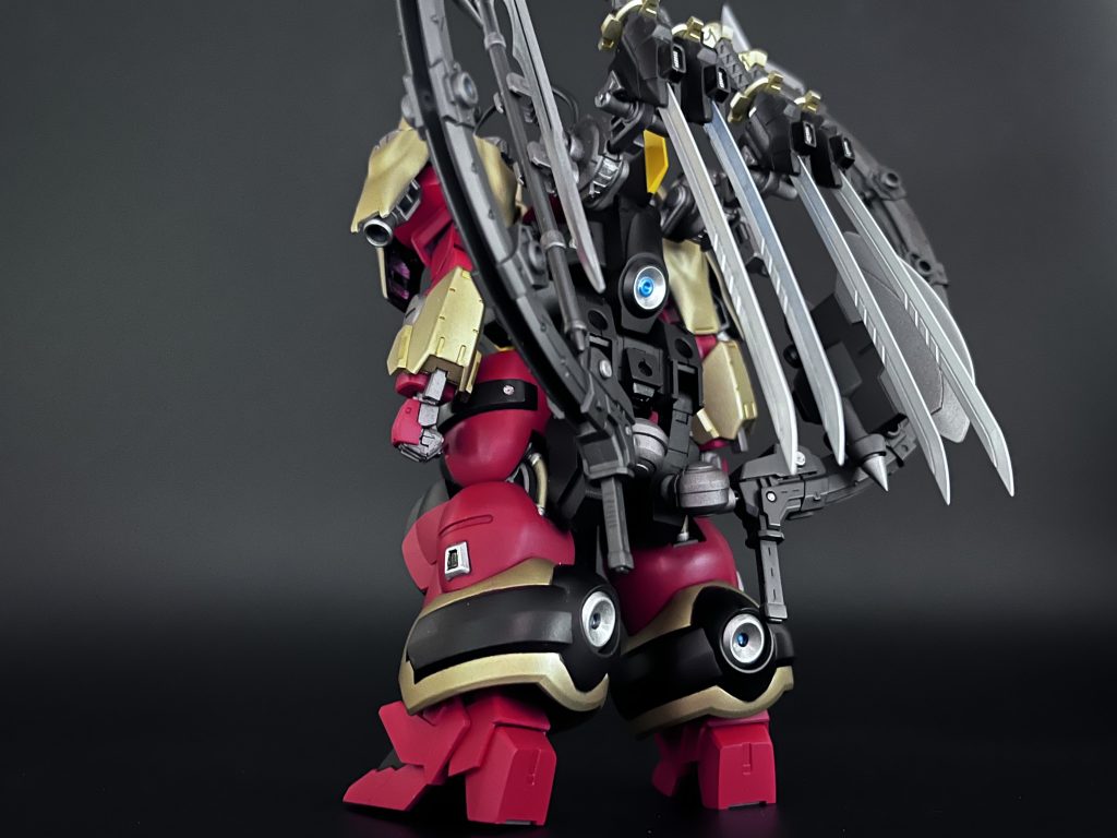 ジェターク社の傑作機ディランザ。その素性の良さと拡張性の高さから多くのバリエーションが産み出され続けている。本機は継戦能力の強化を望まれ多くの武装が搭載された。重量過多のため機動性は劣悪。だが、卓越した操縦技術を持つ牡牛座の男にとってそれは何の妨げにもならなかった。 武装