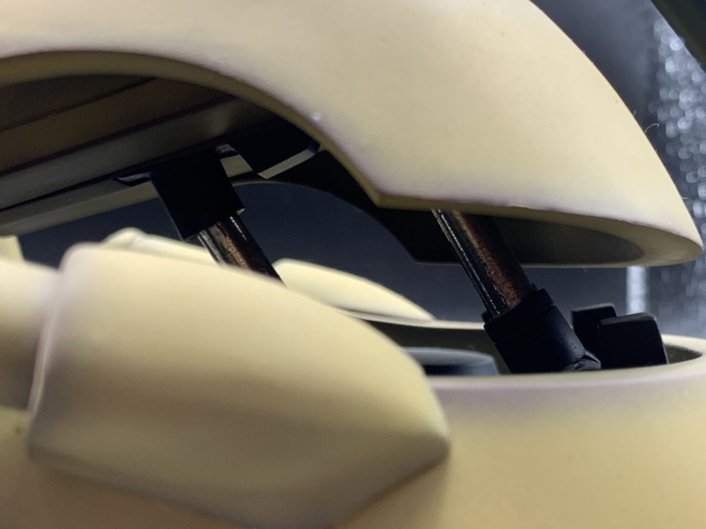 スカート内部のシャフトも再現。メタリックのシールを貼ってみました。