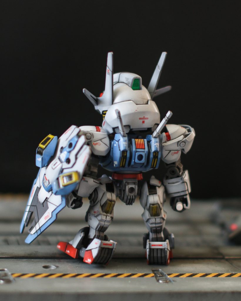 アニメ水星の魔女の一期を見終わりテンションが上がった勢いでSDEXのガンダム エアリアルをグラデーション塗装にて製作しました！ 私自信が技術不足なので、残念ながら頭と胸と太腿のシェルユニット部分は付属のシールになります。エアリアルかっこいいですねー！早くフルメカニクスを作りたい！