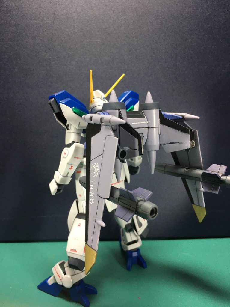ジェットストライカーの主翼基部は一体のため設定にある駐機状態が再現できません。過去に製作してきた皆さんの手法を取り入れ、可動部を追加しています。