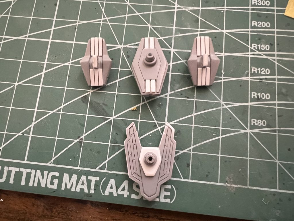 今回の最難関、ガンビットのディテールです。こんな感じでパテやプラ板で作りました。スジ彫りも大変で何度もやり直しました。なんとか見せられるものになったと思います。